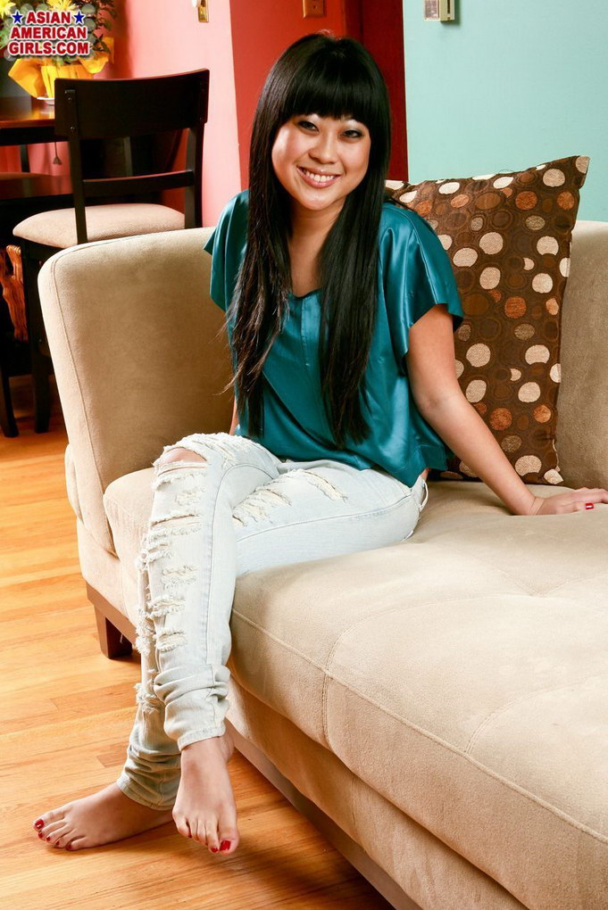 Смотрите интим фото, где азиатка Ria Asian в рваных джинсах стала раздеваться