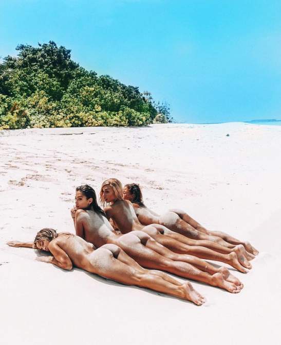 Джена Фрумс голая с подругами на пляже