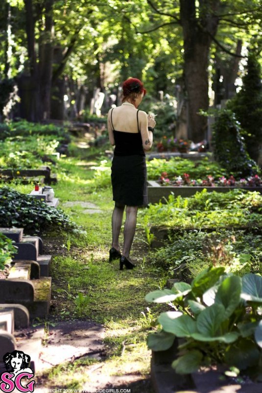 Фото нимфоманки бабы на кладбище