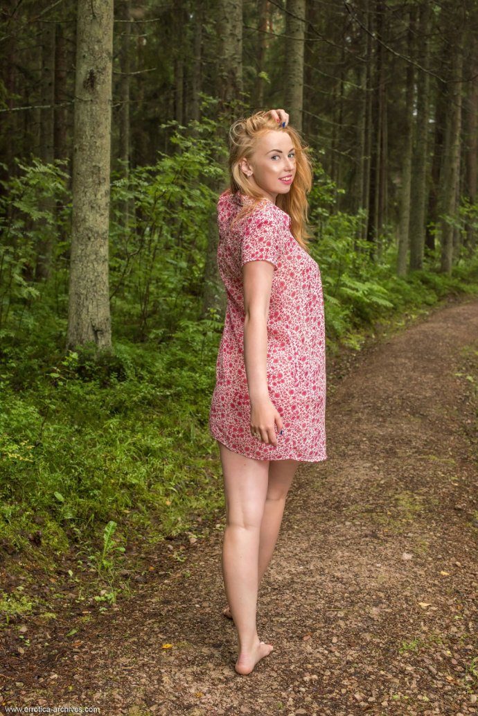 Елена с классной жопой в лесу, 12 photos