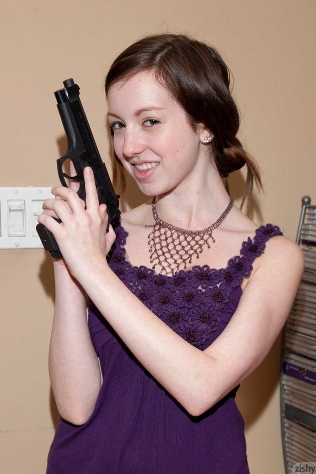 Фото девушки с оружием в трусах