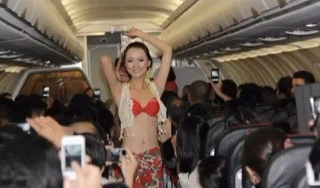 Фото: Вьетнамские авиалинии сняли со стюардесс все, не считая бикини