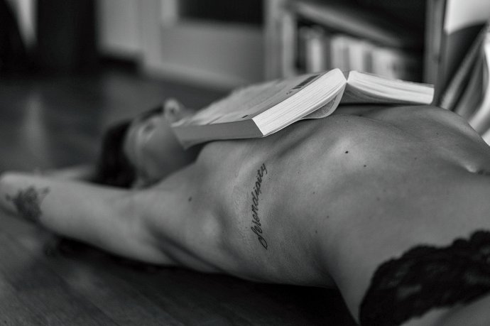 Чёрно белое фото красотки с книжкой в стрингах