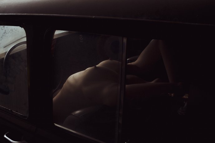 Внутри машины - тёмный силуэт голой женщины (5 фото)
