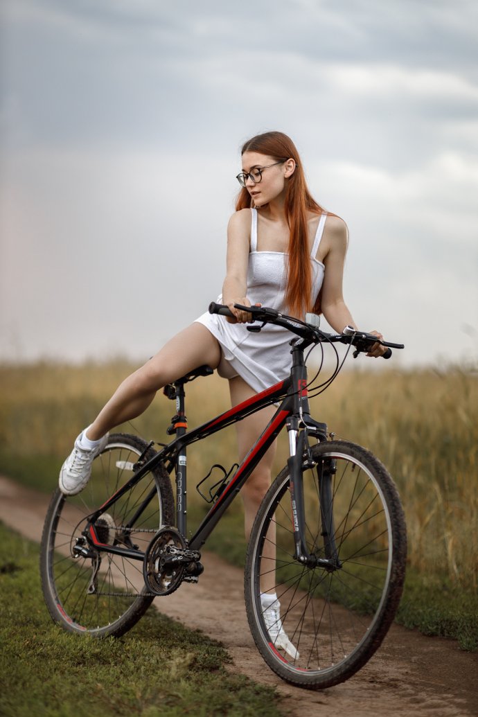 Русская студентка с голой попой на велосипеде