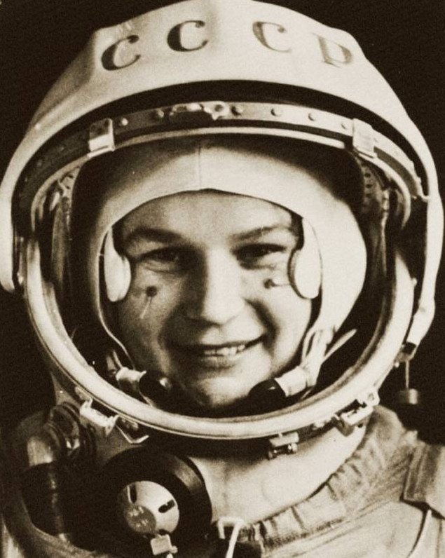 1-ая очаровательная женщина астронавтики на фото