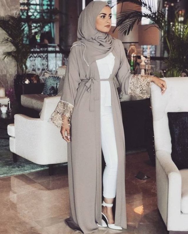 Дубайские изящные женщины в хиджабе на фото