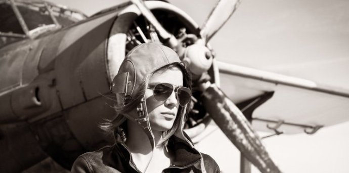 Единственная очаровательная женщина пилот на фото