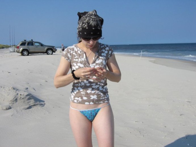 Изящные женщины в трусах на пляже на фото
