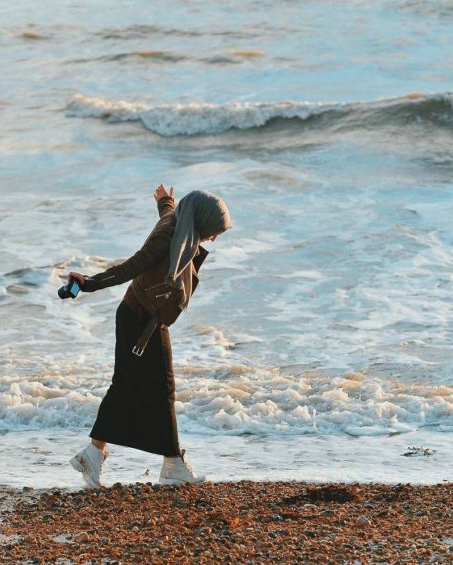 Мусульманские изящные женщины на пляже на фото