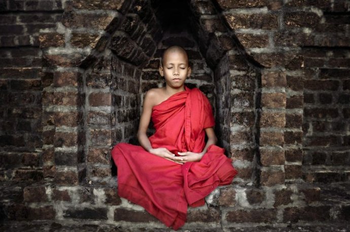 Очаровательная женщина буддистка на фото