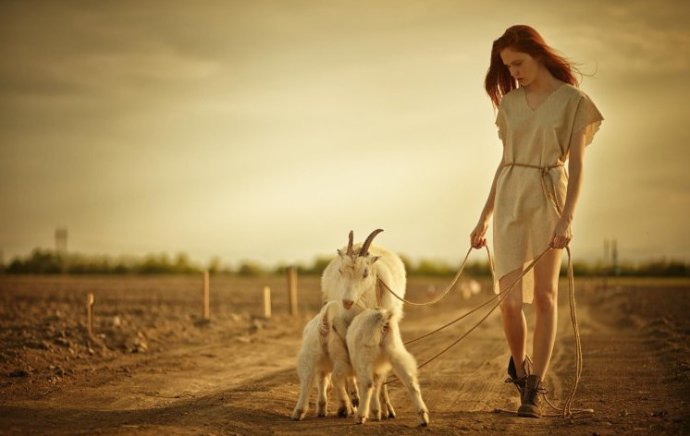 Очаровательная женщина пастух на фото