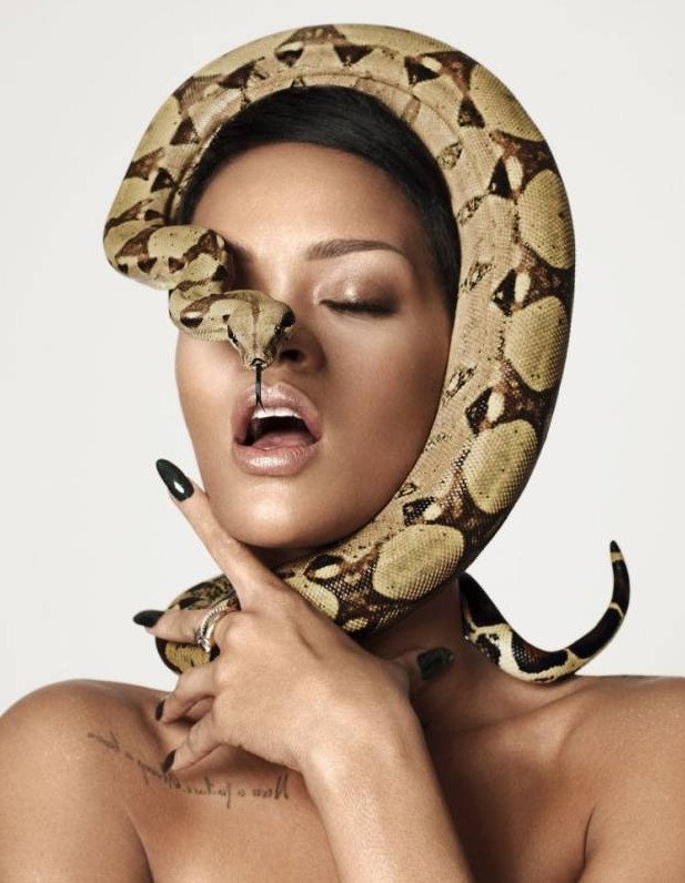 Очаровательная женщина со змеей на шейке на фото