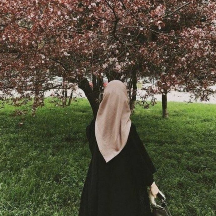 Очаровательная женщина в белоснежном хиджабе на фото