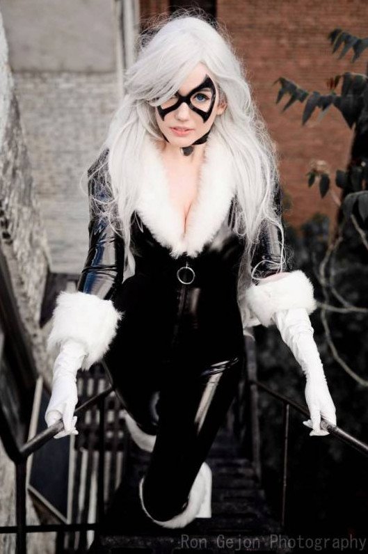 Очаровательная женщина в костюмчике темной кошки на фото