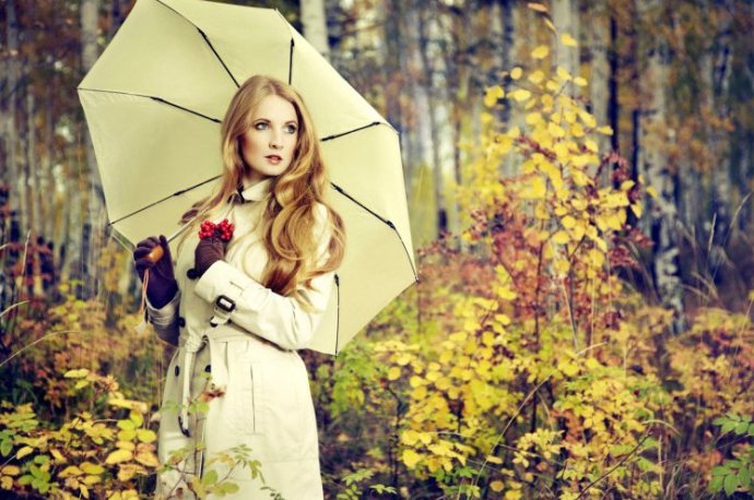 Очаровательная женщина в пальто с цветами на фото