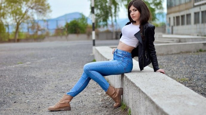 Российские изящные женщины в джинсах на фото