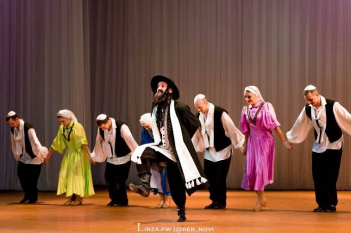 Танец еврейской изящные женщины на фото