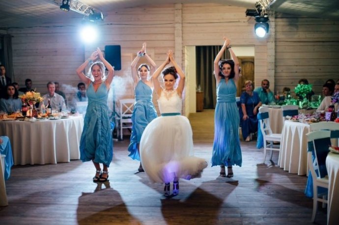 Танец сексуальные женщины на свадьбе на фото