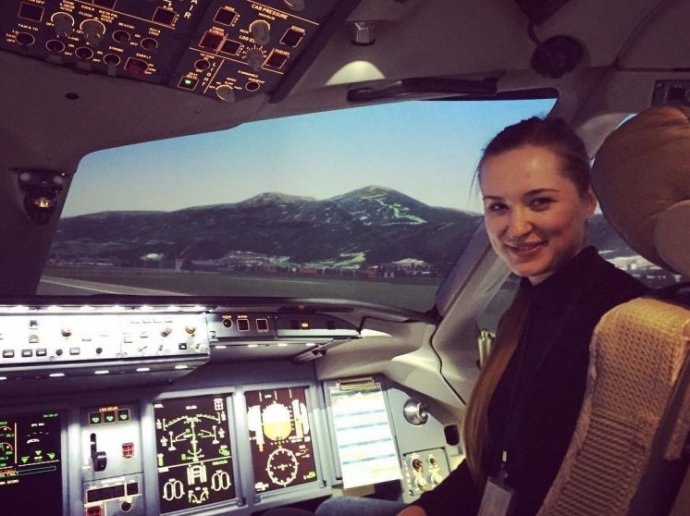 1-ая русская очаровательная женщина пилот на фото