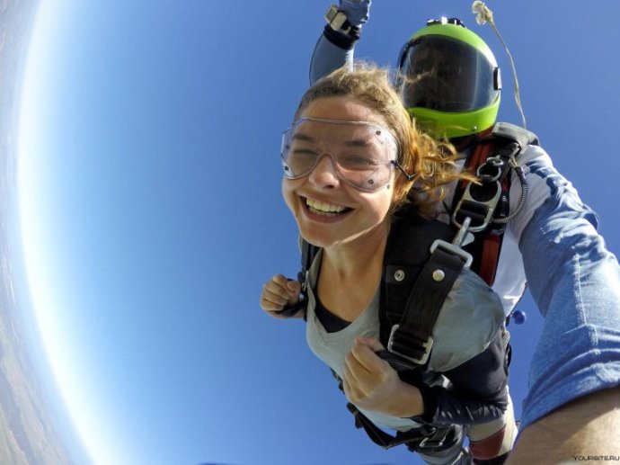 1-ая в мире очаровательная женщина парашютистка на фото