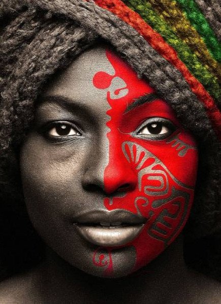 Белоснежные красивые женщины в племенах на фото