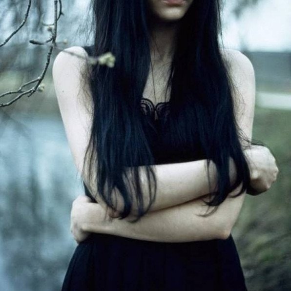Бледноватая очаровательная женщина с темными волосами на фото
