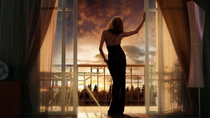 Красивая девушка стоящая у окна на фото