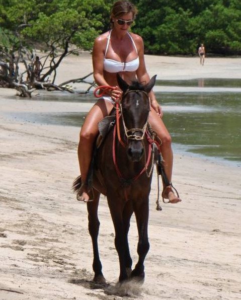 Красивые женщины большого телосложения верхом на лошадки на фото