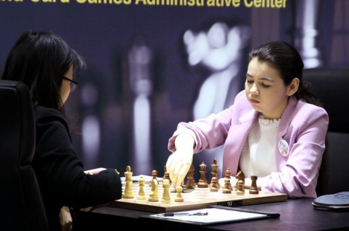Красивые женщины шахматистки чемпионки мира посреди парней на фото