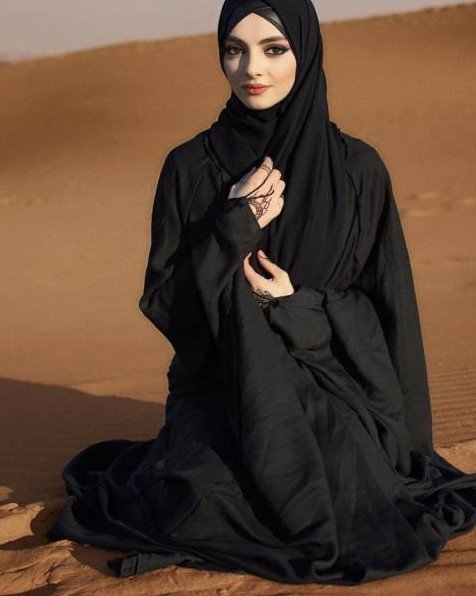 Мусульманская очаровательная женщина в хиджабе на фото