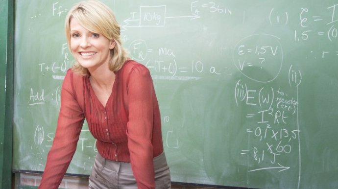 Очаровательная женщина математичка на фото
