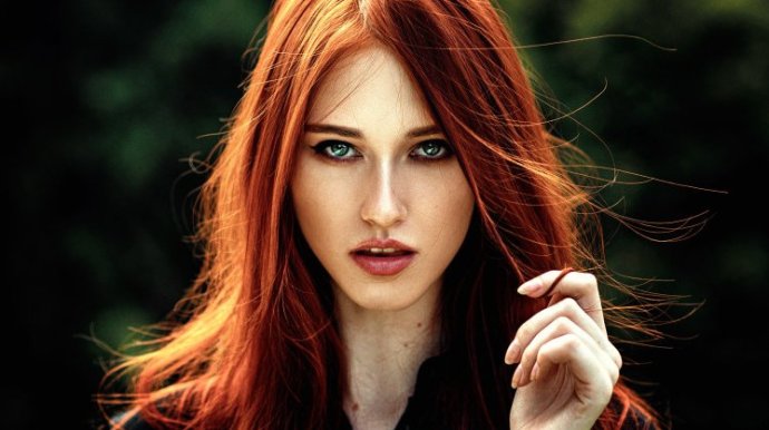 Очаровательная женщина с мрачно рыжеватыми волосами на фото