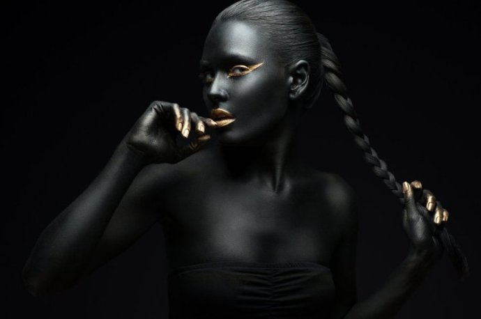 Очаровательная женщина с самой черной кожей на фото