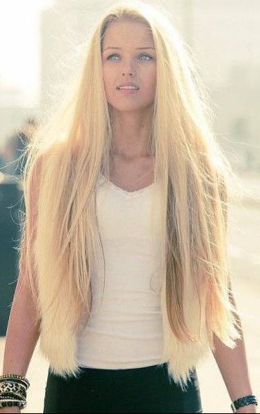 Очаровательная женщина со светлыми прямыми волосами на фото