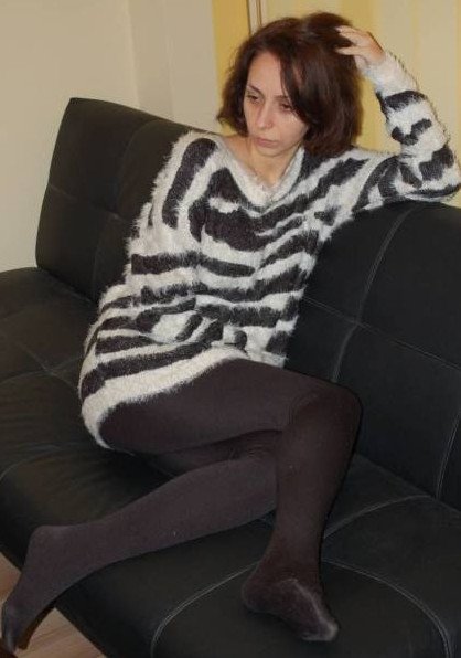 Очаровательная женщина в свитере и колготках на фото