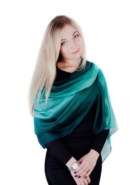 Очаровательная женщина в зеленоватом шарфе на фото