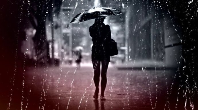 Одинокая очаровательная женщина под дождиком на фото