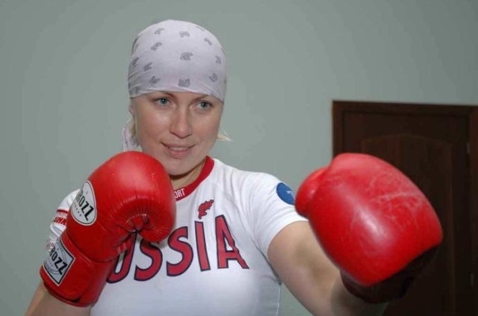Российская фаворитка мира по боксу очаровательная женщина на фото