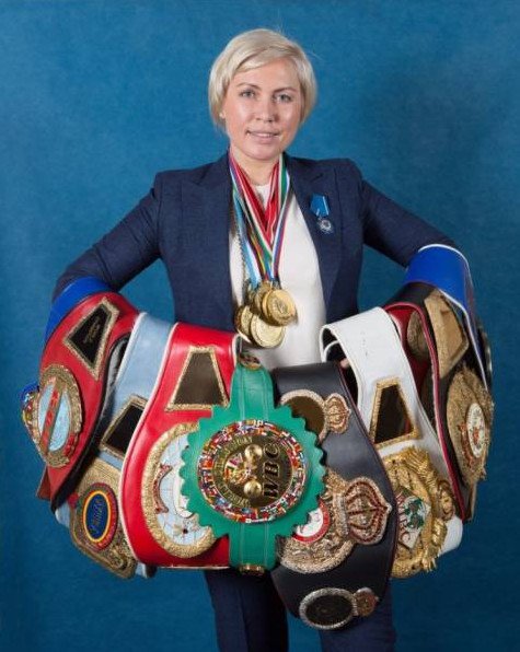 Русская очаровательная женщина боксер фаворит мира на фото