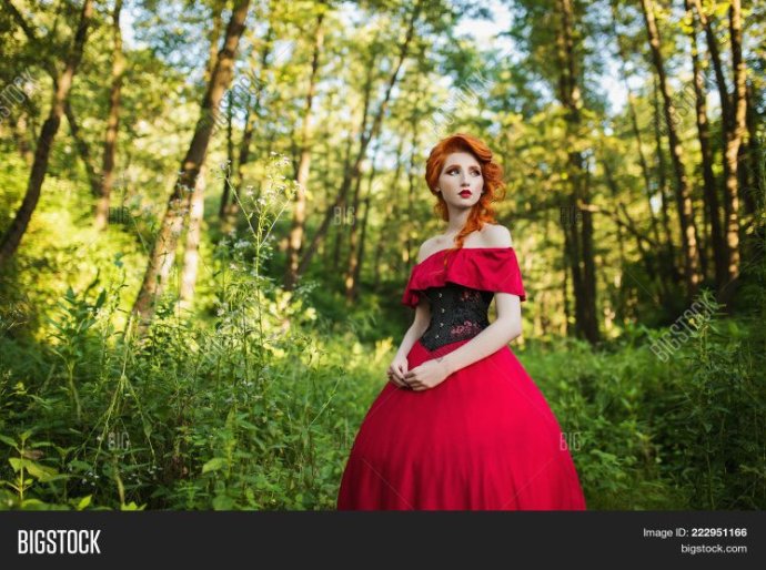 Рыжеватая очаровательная женщина в красноватом красивое платье на фото