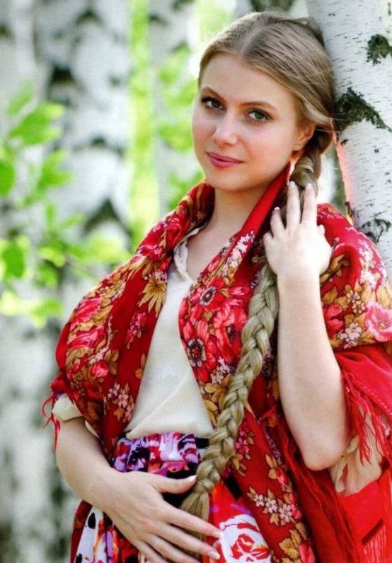 Сладкая российская очаровательная женщина на фото