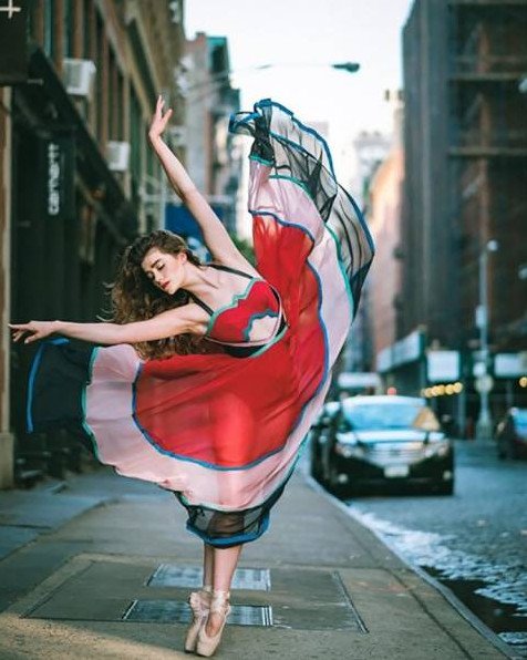 Танцующая очаровательная женщина на улице на фото