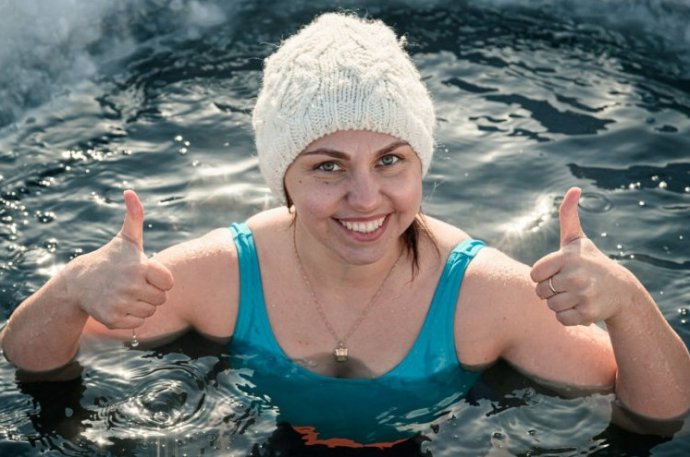 Зимнее плавание шикарные женщины на фото