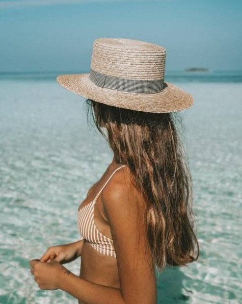 Красивая девушка на пляже в шапке