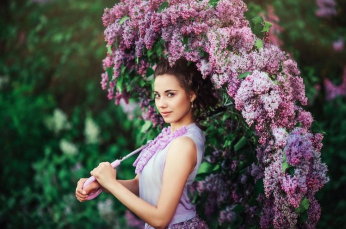 Красивая девушка в саду с цветами