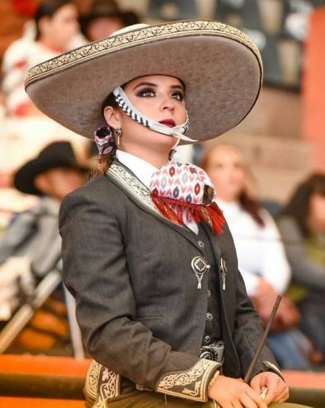 Мексиканские красивые женщины в государственных костюмчиках