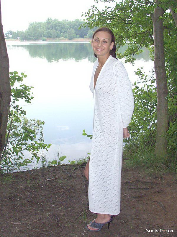 Симпатичная дамочка на озере гуляет голой