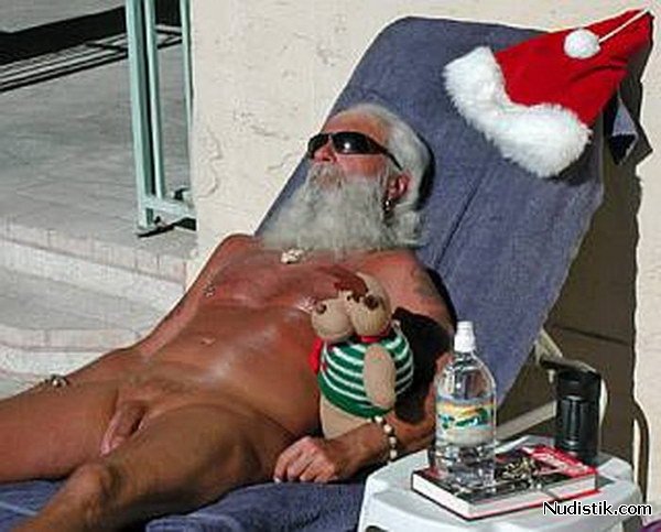 Голый Санта Клаус на отдыхе.