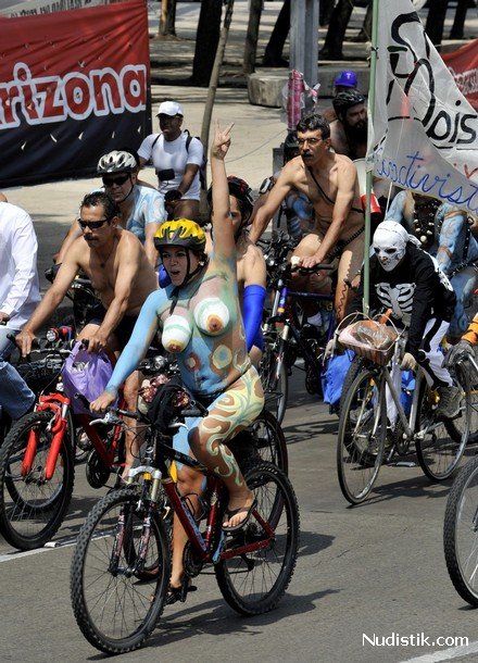 Голый заезд на велосипедах в Мехико